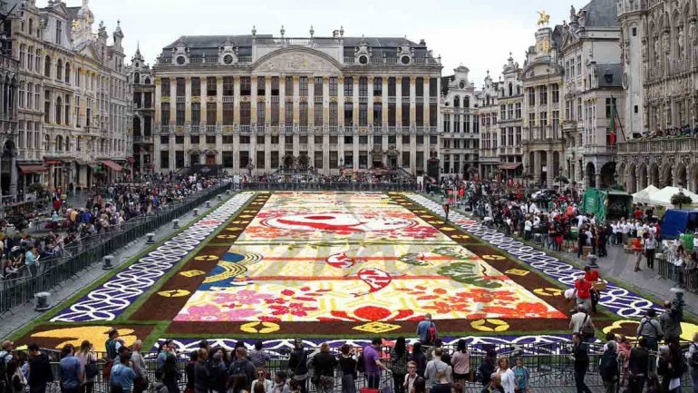 600.000 flores para crear una alfombra