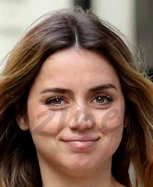 Ana de Armas se apunta a la moda braless… Y cambia de look