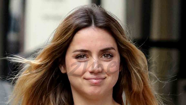 Ana de Armas se apunta a la moda braless… Y cambia de look