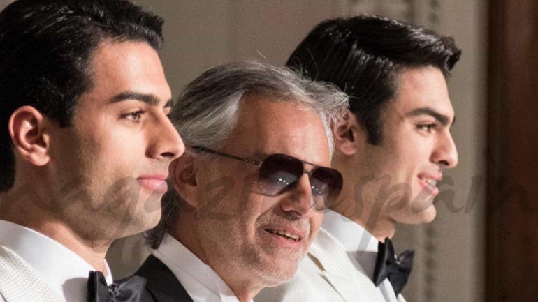 Andrea Bocelli, modelo de pasarela con sus hijos