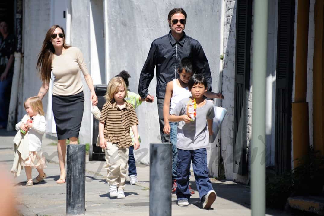 Angelina Jolie y Brad Pitt con sus seis hijos: Maddox, Zahara, Pax Thien, Shiloh, Knox Leon y Vivienne Marcheline
