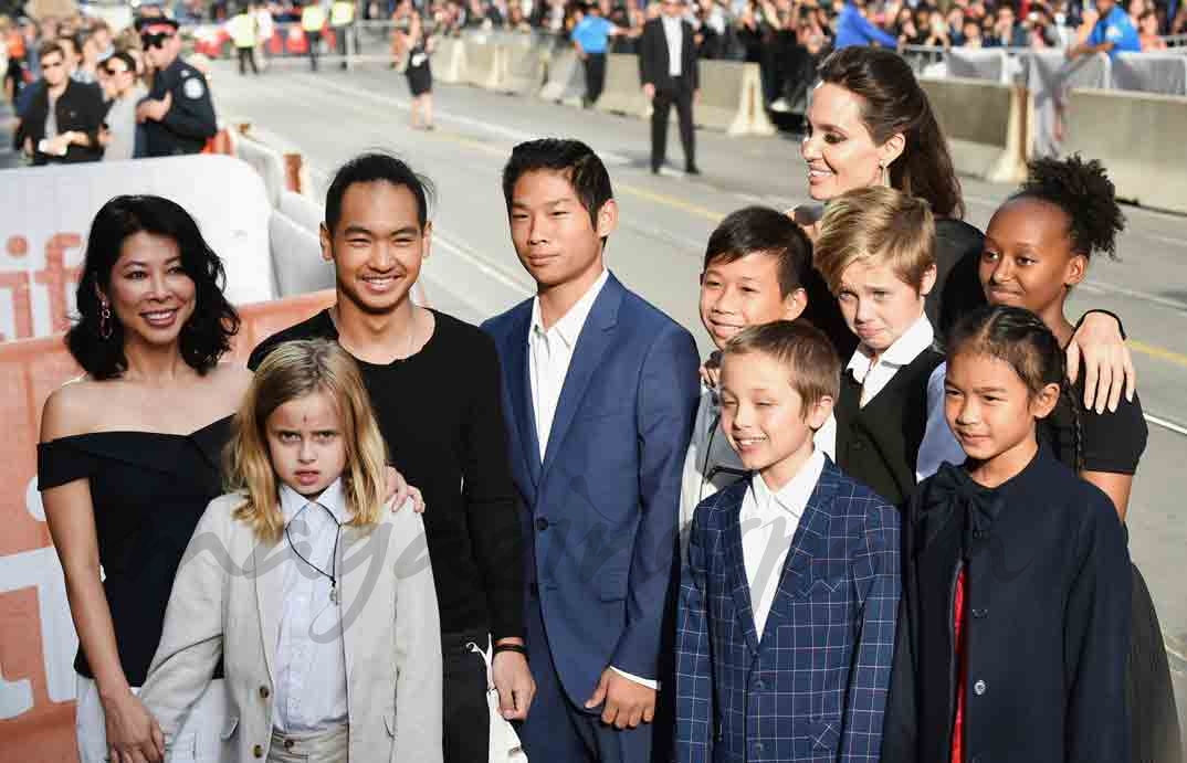 angelina jolie con sus hijos en toronto