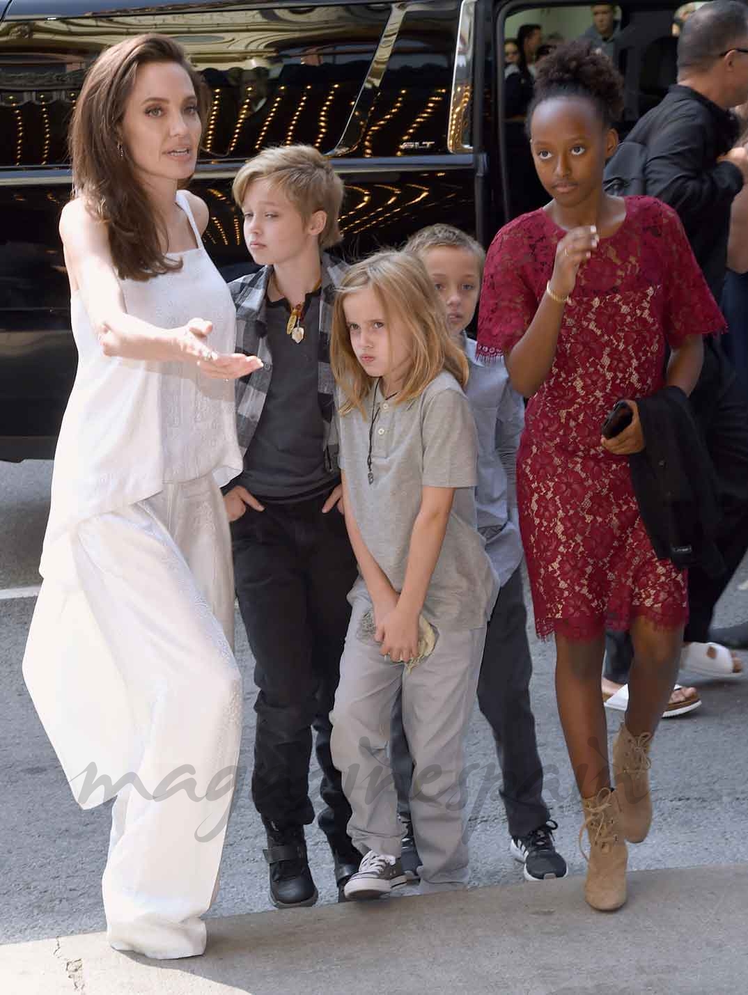 Angelina Jolie con sus hijos Zahara, Shiloh, Knox y Vivienne 