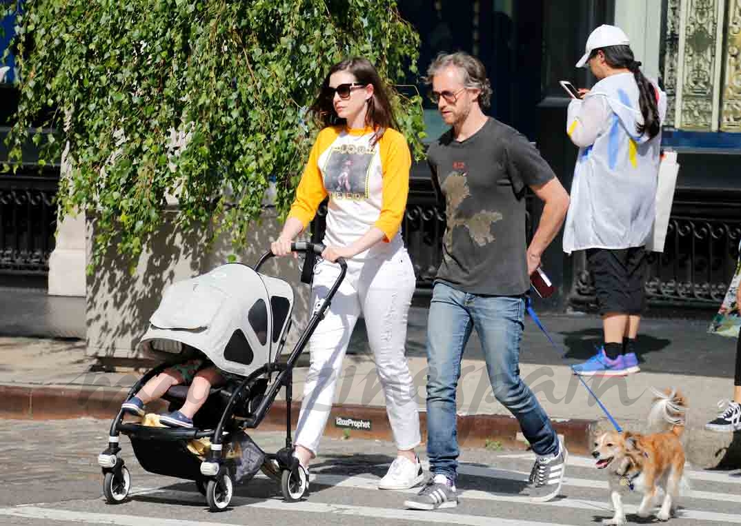 anne hathaway paseo en familia