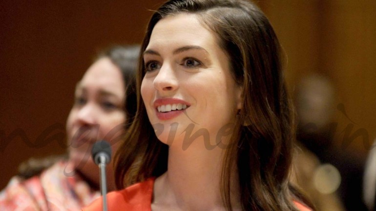 Anne Hathaway defensora del permiso postnatal