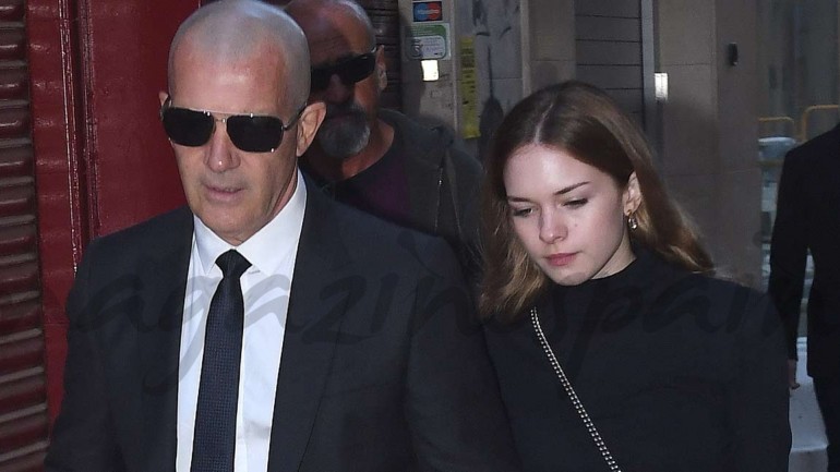 Stella del Carmen y Nicole Kimpel, el mejor apoyo para Antonio Banderas tras la muerte de su madre