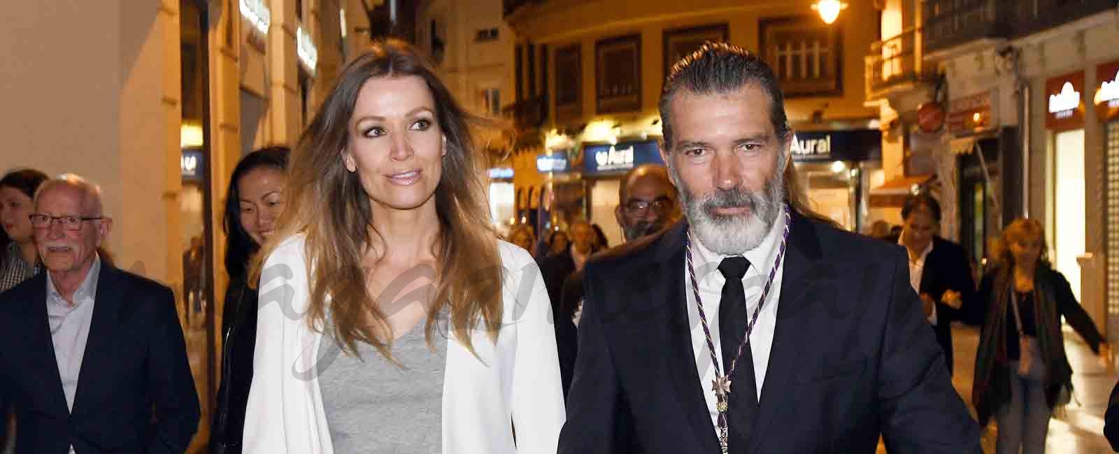 Antonio Banderas cumple su promesa ante la Virgen de las Lágrimas y Favores