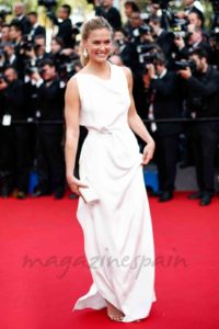 La modelo israelí Bar Refaeli, se desnuda en Instagram - magazinespain.com