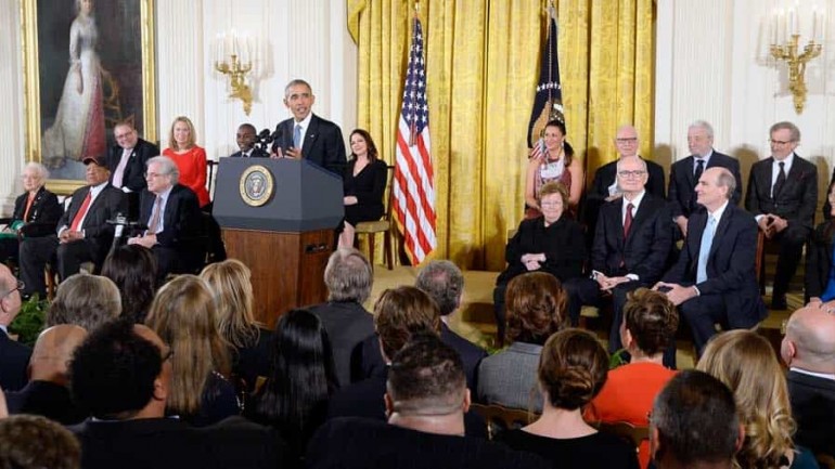 Barbra Streisand, Gloria y Emilio Estefan, reciben la Medalla de la Libertad