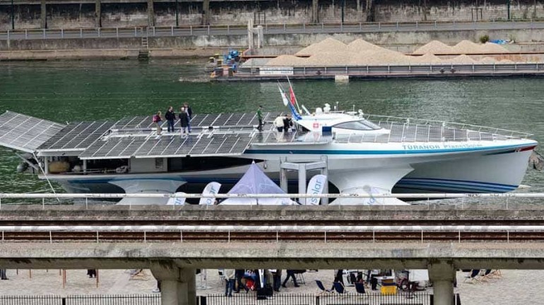 El mayor barco solar llega a París…