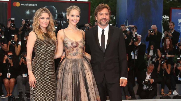 Javier Bardem, muy bien acompañado, presenta «Mother» en Venecia