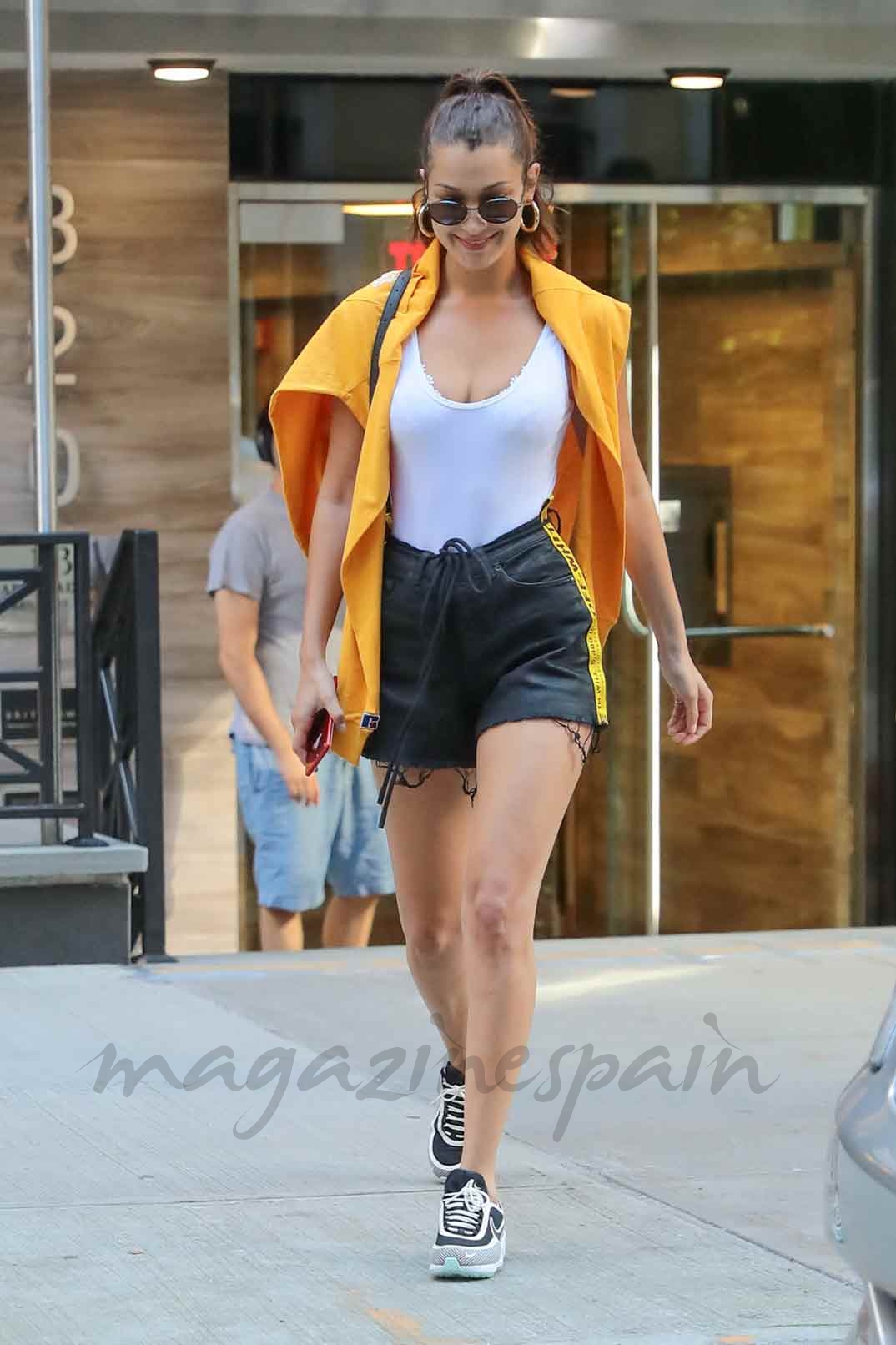 Bella Hadid look sporty chic