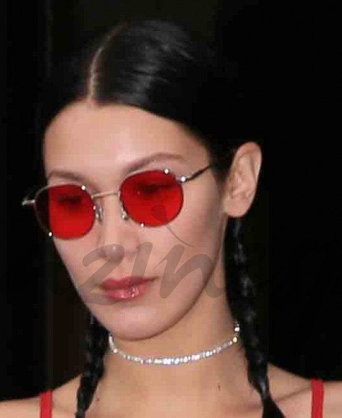 Bella Hadid apuesta por el rojo