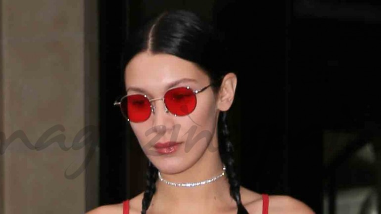 Bella Hadid apuesta por el rojo
