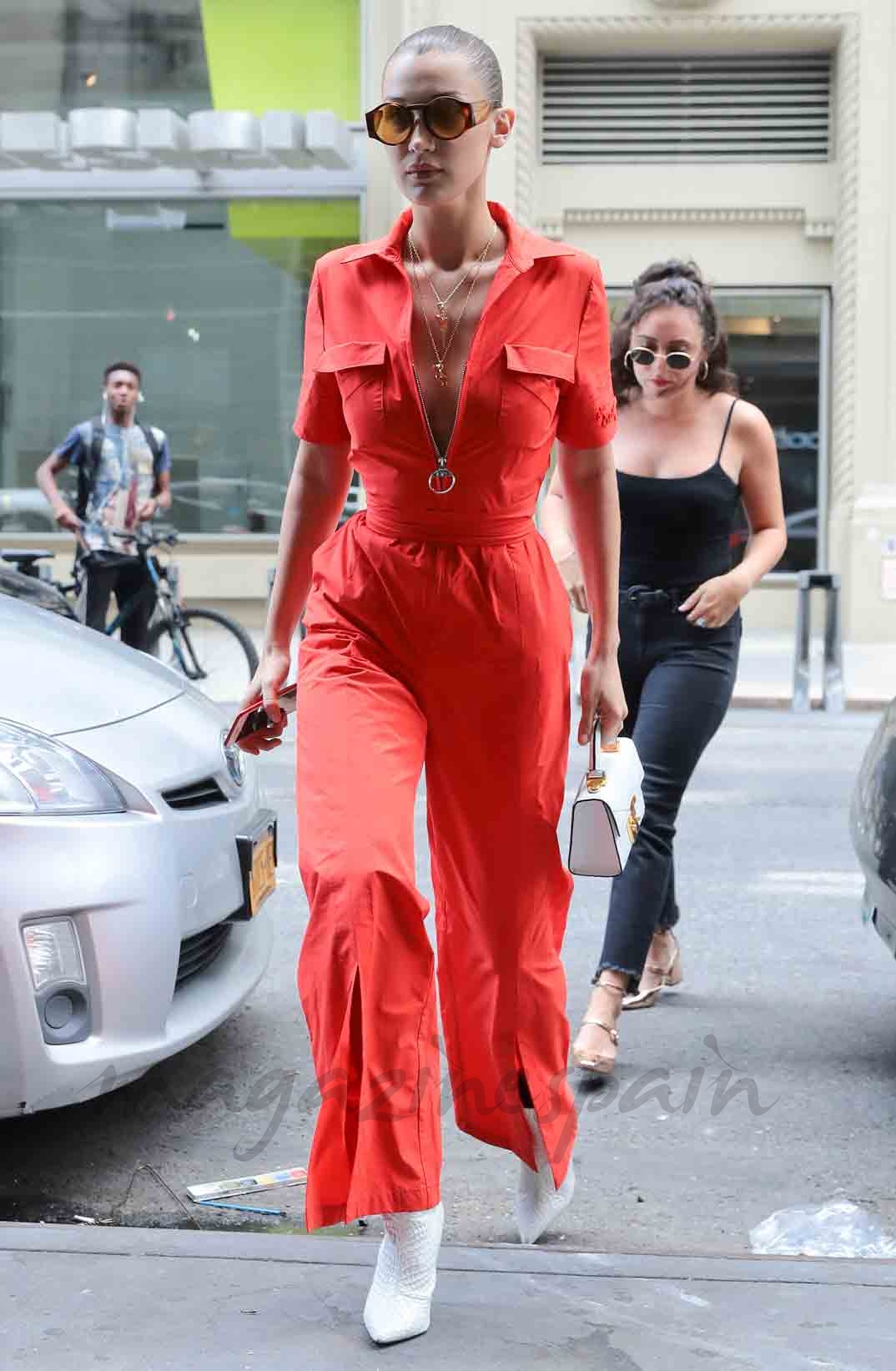 bella hadid espectacular mono rojo