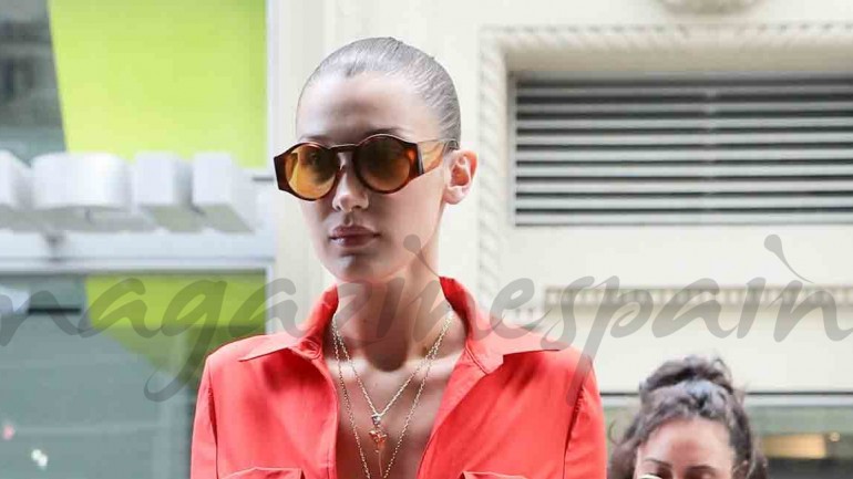 Bella Hadid espectacular mono rojo