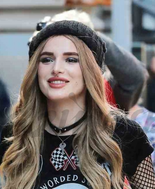 De la mano de Bella Thorne… Vuelven las medias de rejilla