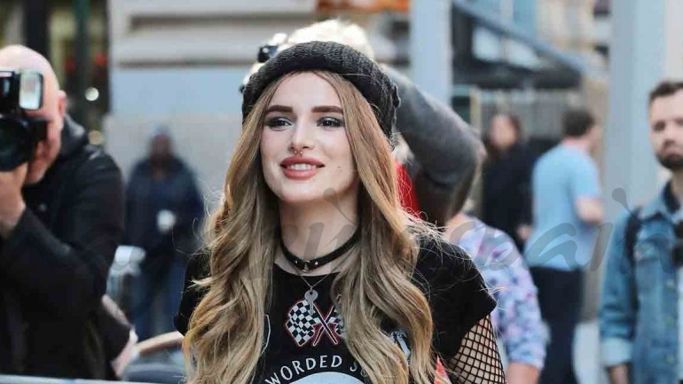 De la mano de Bella Thorne… Vuelven las medias de rejilla