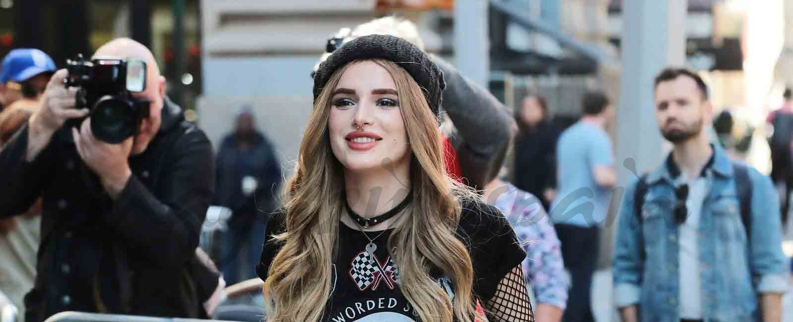 De la mano de Bella Thorne… Vuelven las medias de rejilla