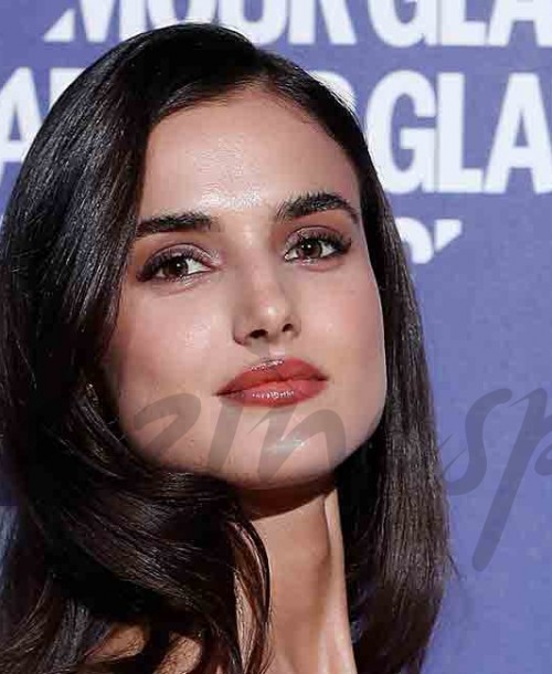 Blanca Padilla sorprende con su look de sexy bailarina en los Premios Glamour