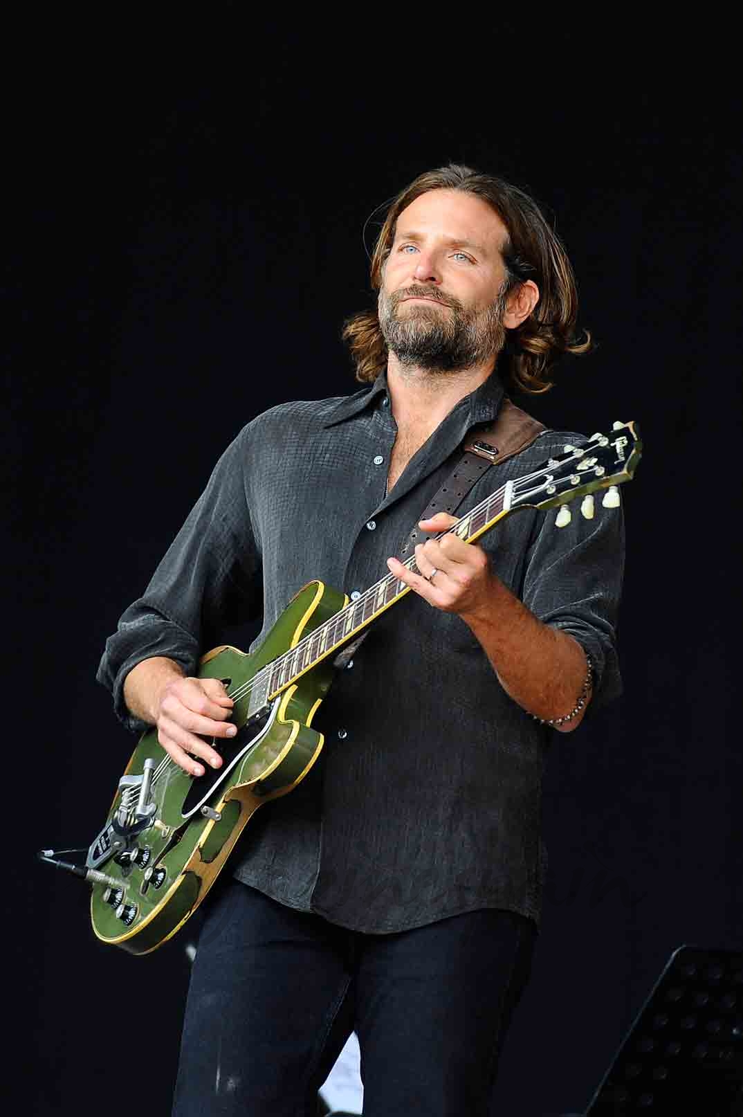 bradley cooper concierto de guitarra