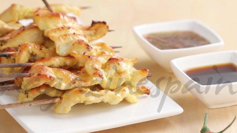 Brochetas de pollo Thai