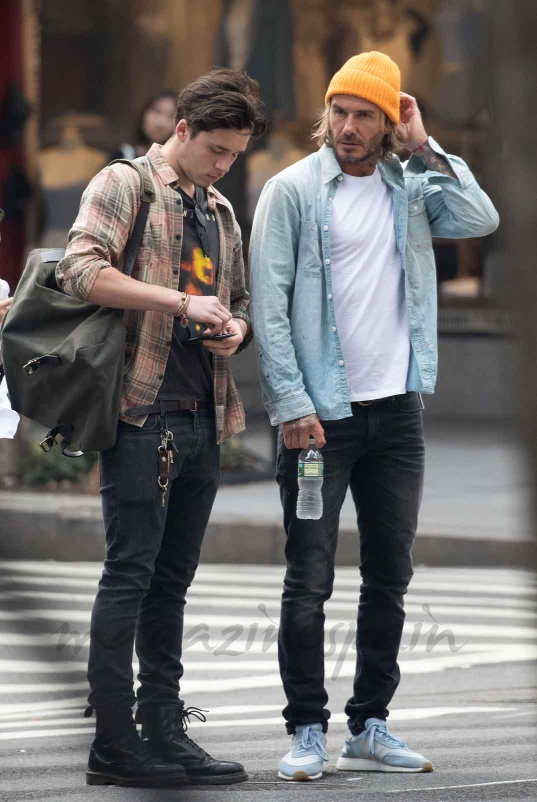 Brooklyn Beckham con su padre, David Beckham en Nueva York