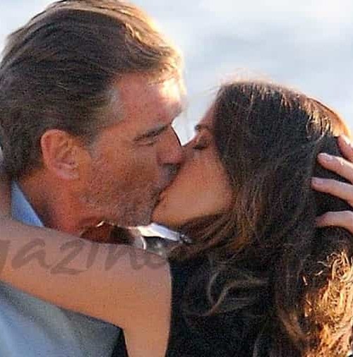 El apasionado beso de Salma Hayek y Pierce Brosnan