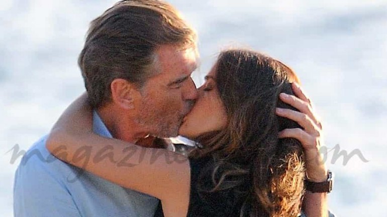 El apasionado beso de Salma Hayek y Pierce Brosnan