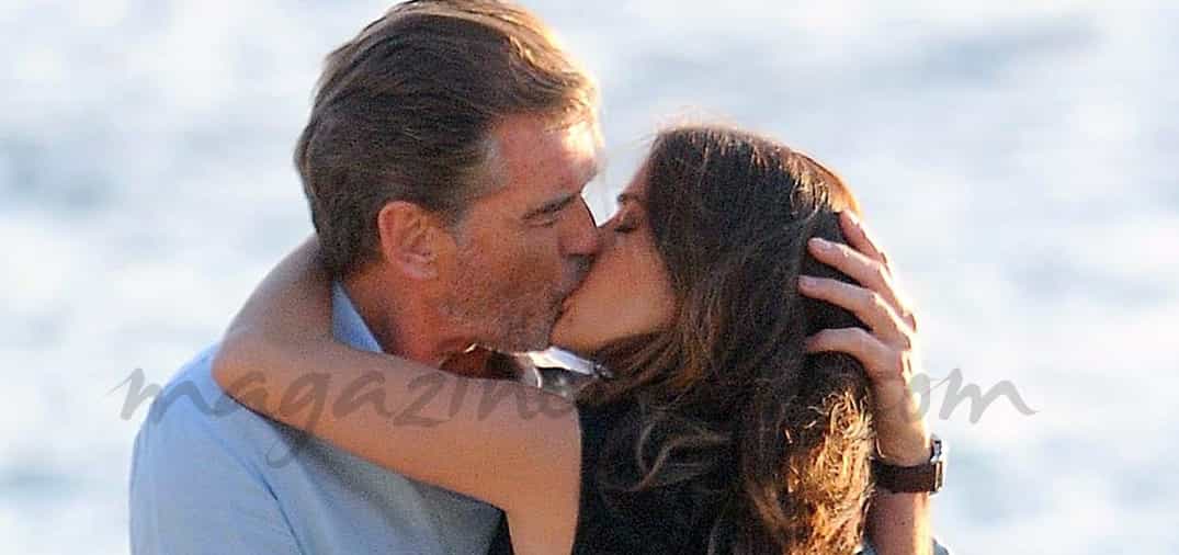 El apasionado beso de Salma Hayek y Pierce Brosnan