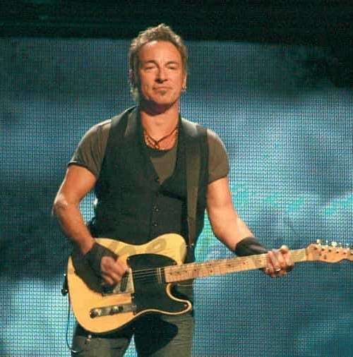 ¿Quieres oir a Bruce Springsteen cantar, «Sólo le pido a Dios», en castellano?