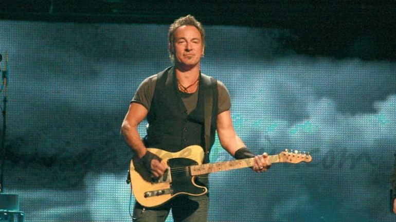 ¿Quieres oir a Bruce Springsteen cantar, «Sólo le pido a Dios», en castellano?