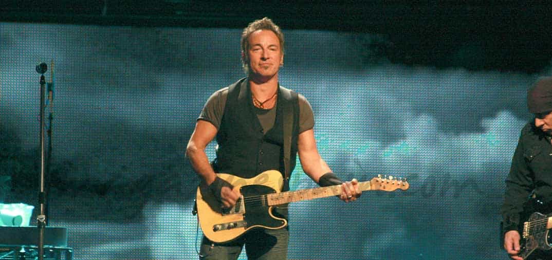 ¿Quieres oir a Bruce Springsteen cantar, “Sólo le pido a Dios”, en castellano?