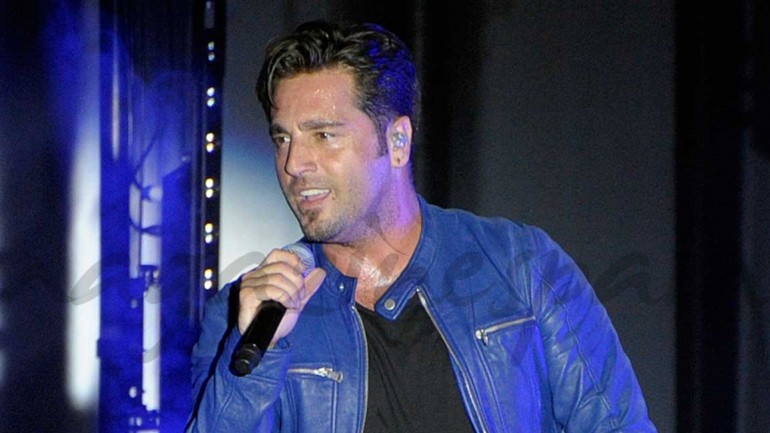 David Bustamante recuerda a las víctimas de Barcelona durante su concierto en Málaga