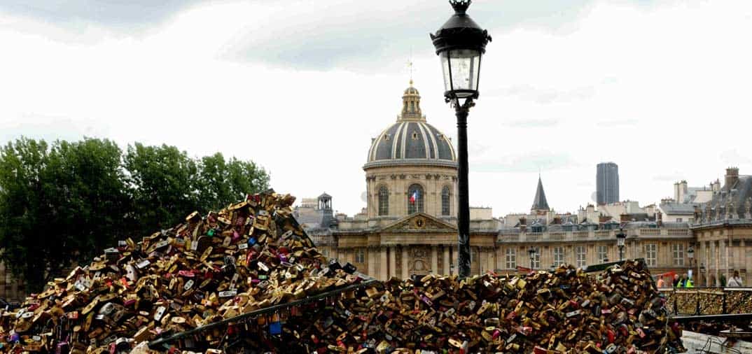 Los “candados del amor” le dicen adiós a París