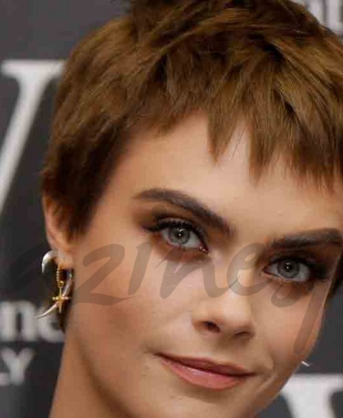 Cara Delevingne cambia su imagen para presentar Mirror-Mirror