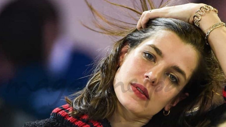 Carlota Casiraghi feliz en los premios Gucci Gold Cup 2015