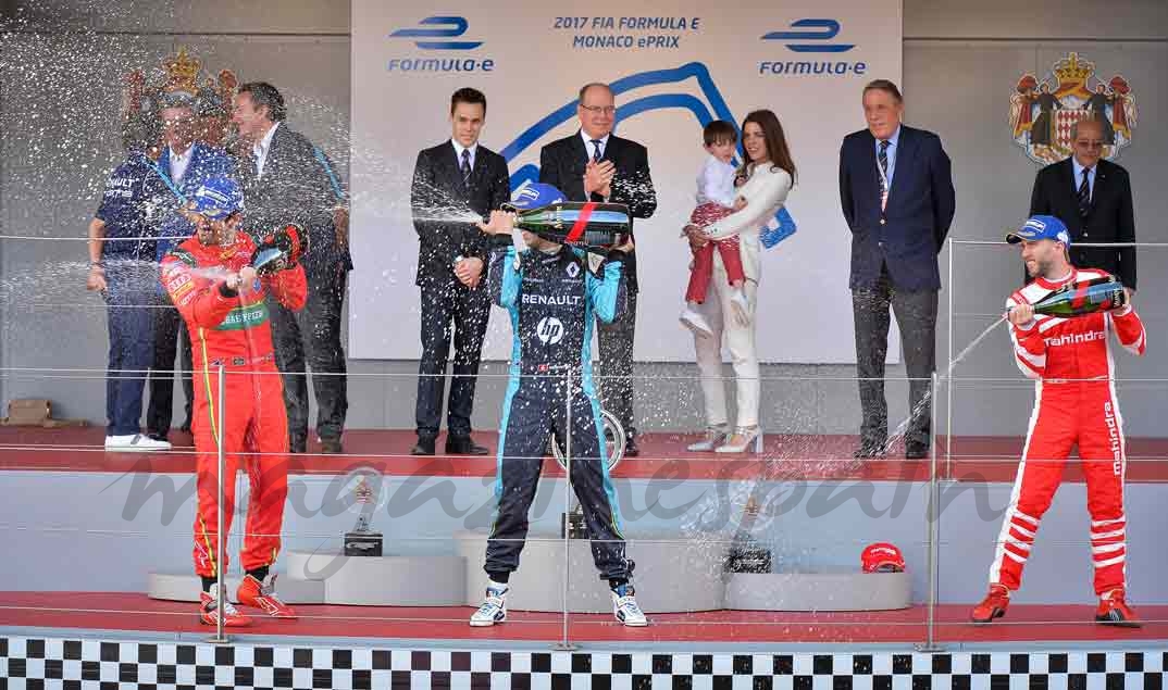 Carlota Casiraghi con su hijo Raphaël, Alberto de Mónaco y Louis Ducruet con los ganadores