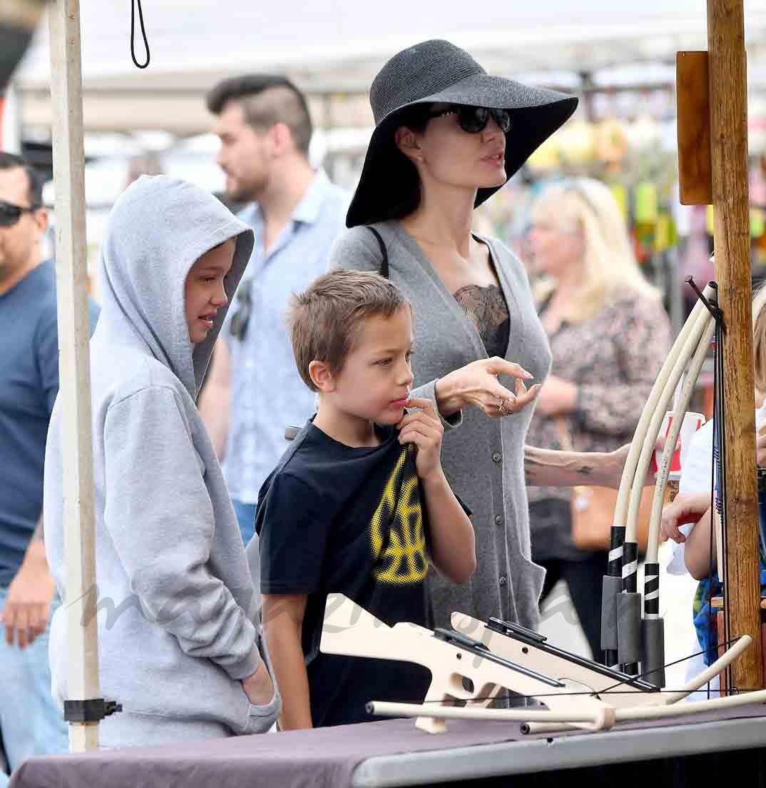 angelina jolie con sus hijos compras navideñas