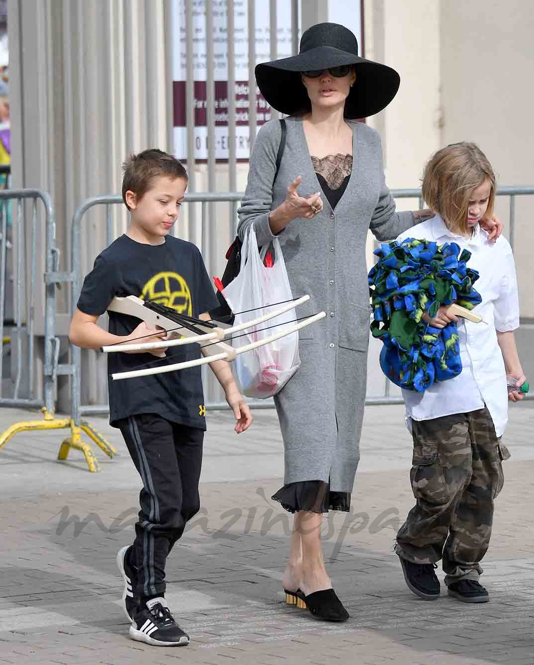 angelina jolie con sus hijos compras navideñas