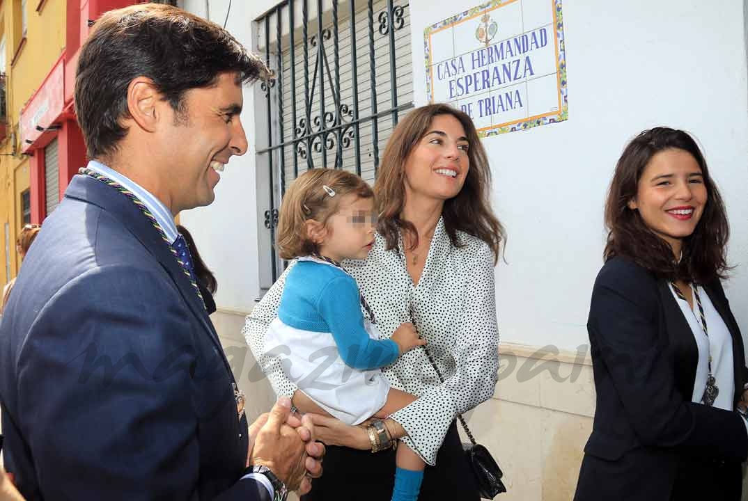 Cayetana Rivera y su padre, Francisco Rivera, con su esposa Lourdes Montes y la pequeña Carmen