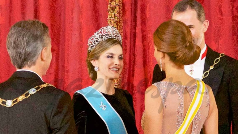 La elegancia de la reina Letizia y Juliana Awada, de gala
