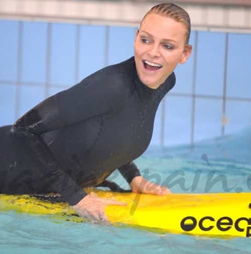 La princesa Charlene profesora de natación