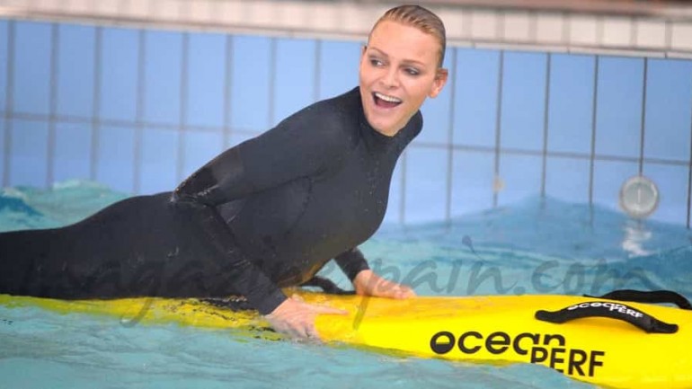 La princesa Charlene profesora de natación