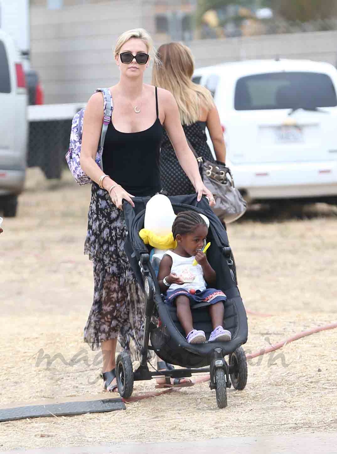 charlize theron paseo con sus hijas