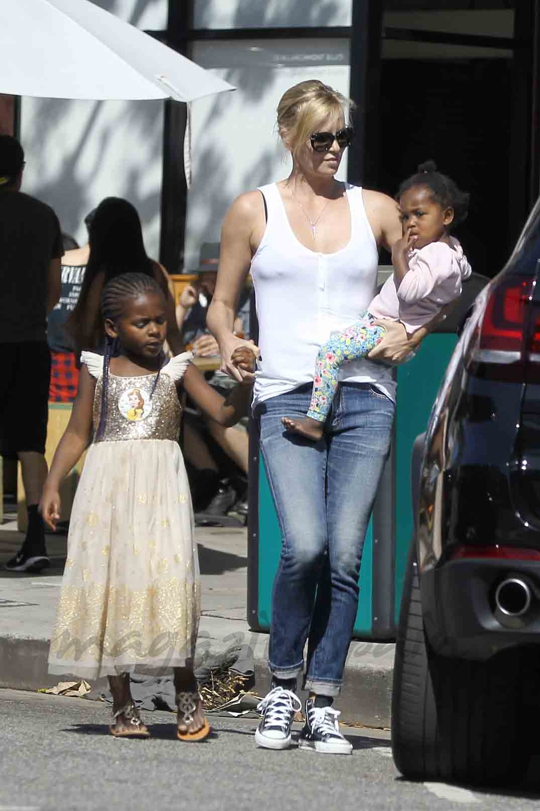 charlize theron paseo con sus hijos