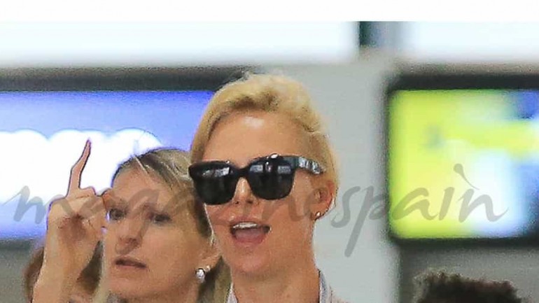 Charlize Theron, feliz con la pequeña August