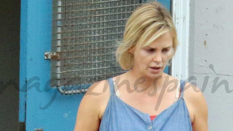 Charlize Theron, irreconocible, embarazada