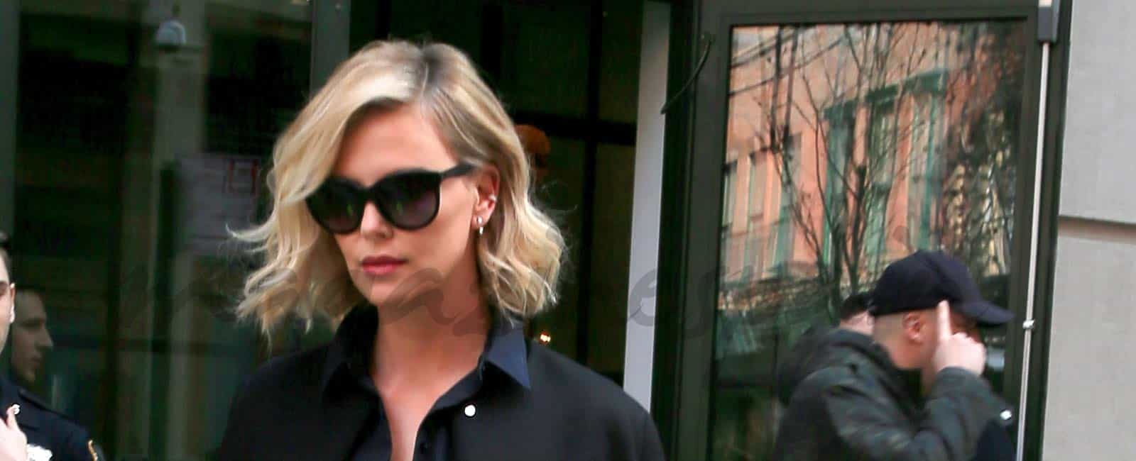 la elegancia de charlize theron