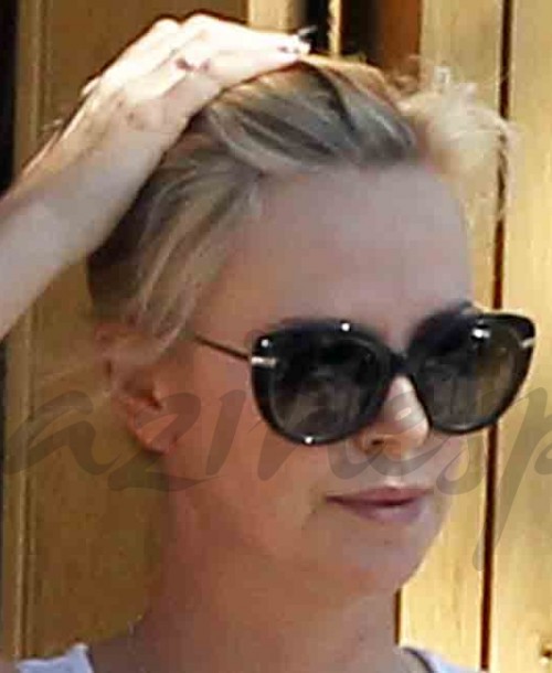 Charlize Theron viste a su hijo Jackson de «Bella»